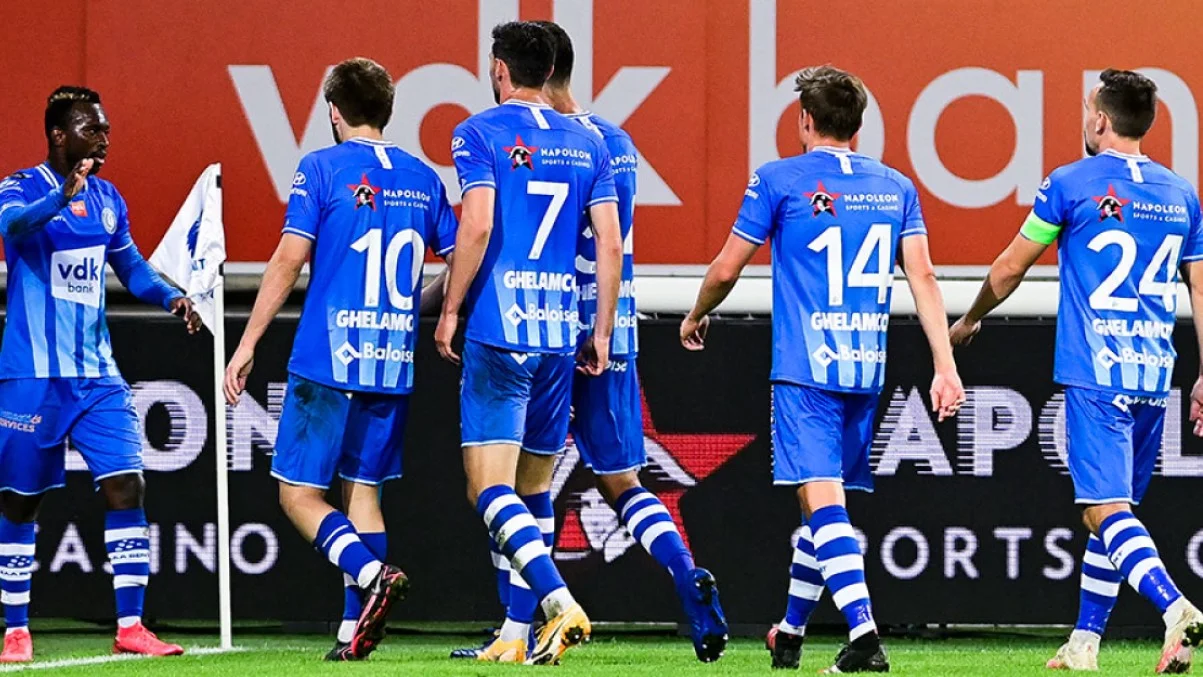 Роман Яремчук в окружении партнеров / фото из открытых источников