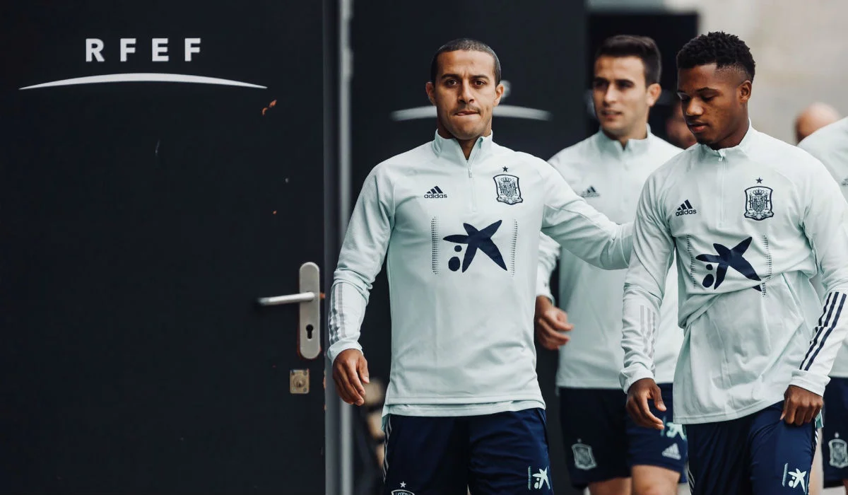 Тьяго Алькантара с партнерами по сборной / Твиттер Федерации футбола Испании