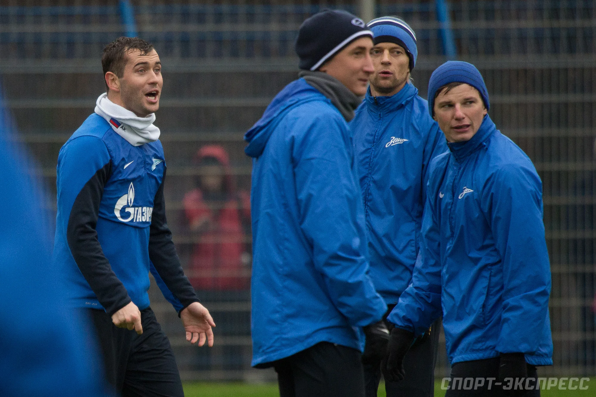 Россия издевается над сборной Украины после Испании / на фото Быстров (на переднем плане), поигравший с Тимощуком за Зенит