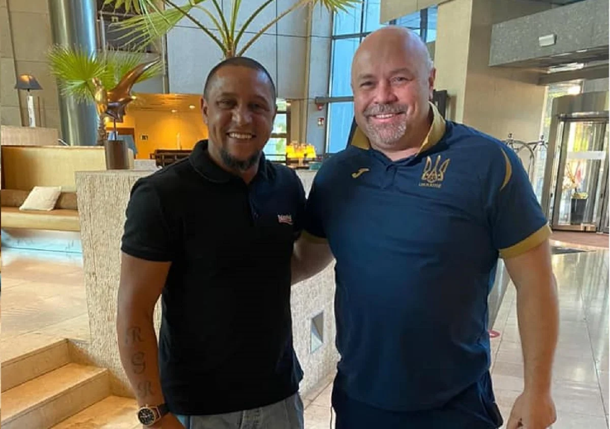 Олександр Гливинський із Роберто Карлосом перед Іспанією / Facebook