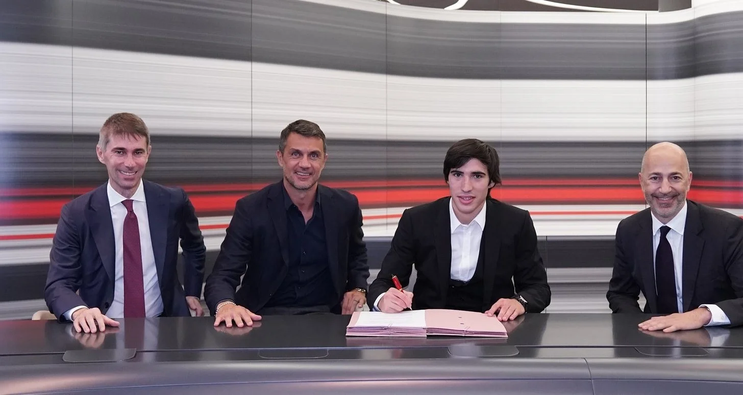 Сандро Тоналі (другий праворуч) / ФК Мілан