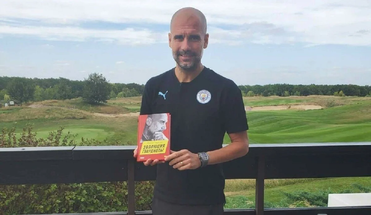 Пеп Гвардіола з книгою про себе / Footboom