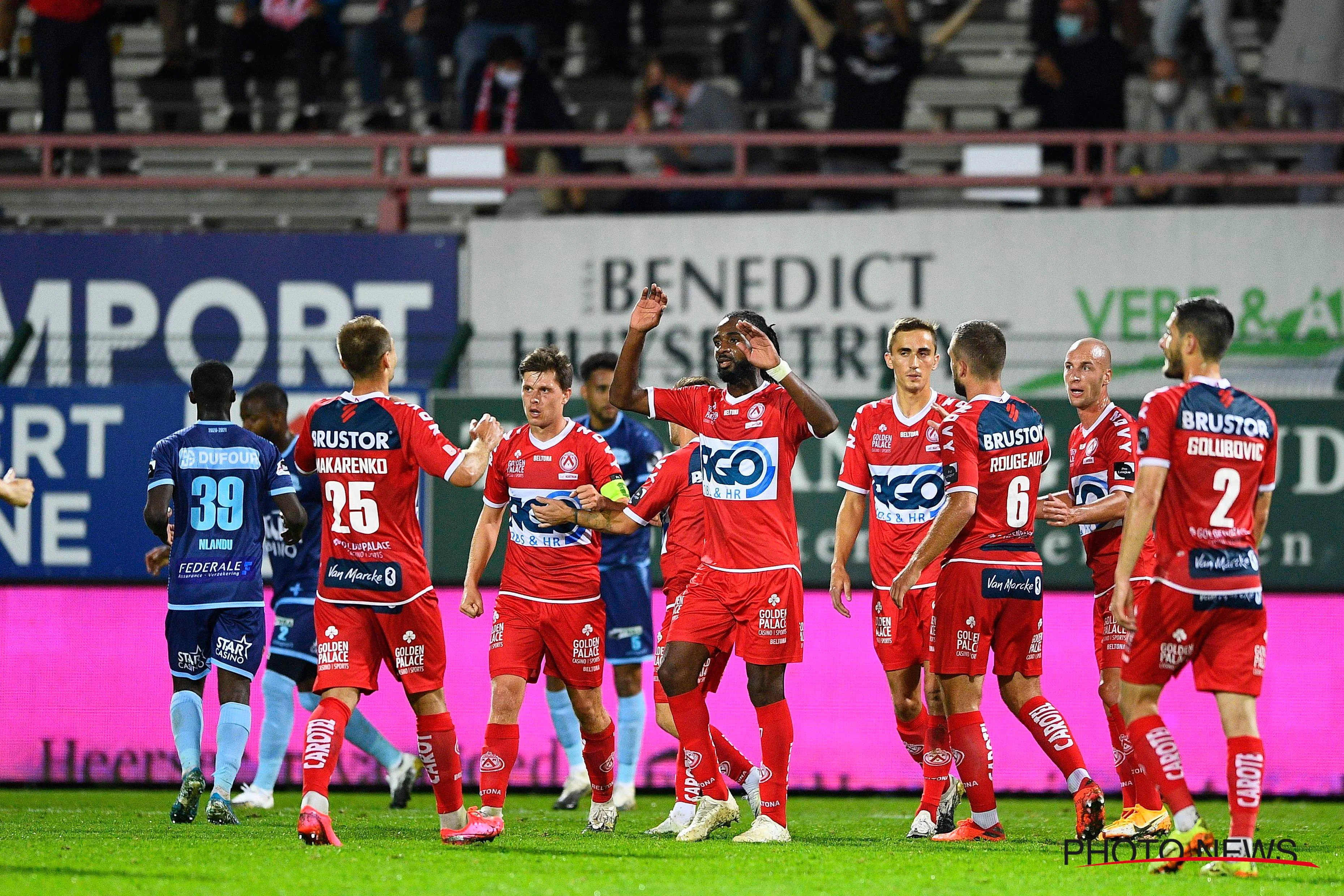 Макаренко святкує із одноклубниками / Photo News