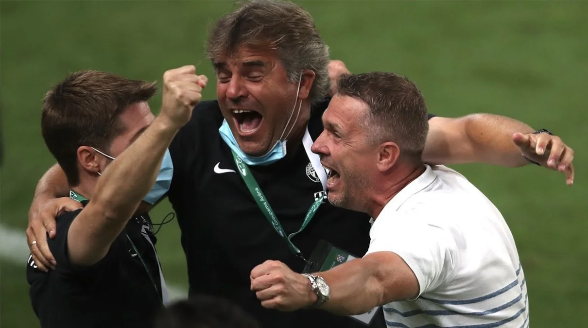 Сергій Ребров святкує вихід до плей-офф Ліги чемпіонів з тренерським штабом / фото ФК Ференцварош