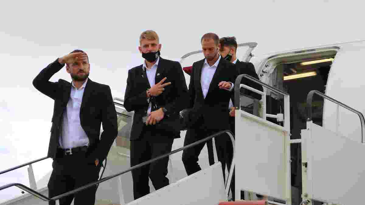 Колос та Десна перетнулись в аеропорту перед вильотом на матчі Ліги Європи – тепла зустріч
