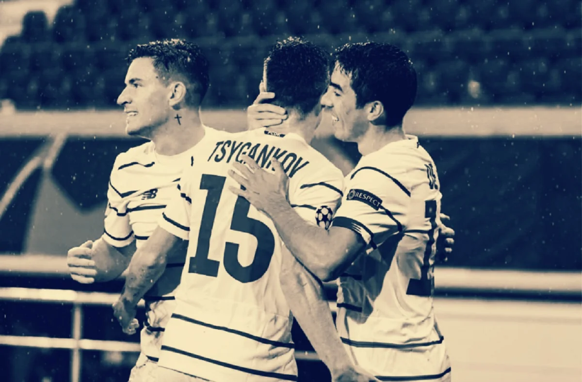 Вербіч, Циганков і Де Пена святкують другий гол / Фото ФК Динамо