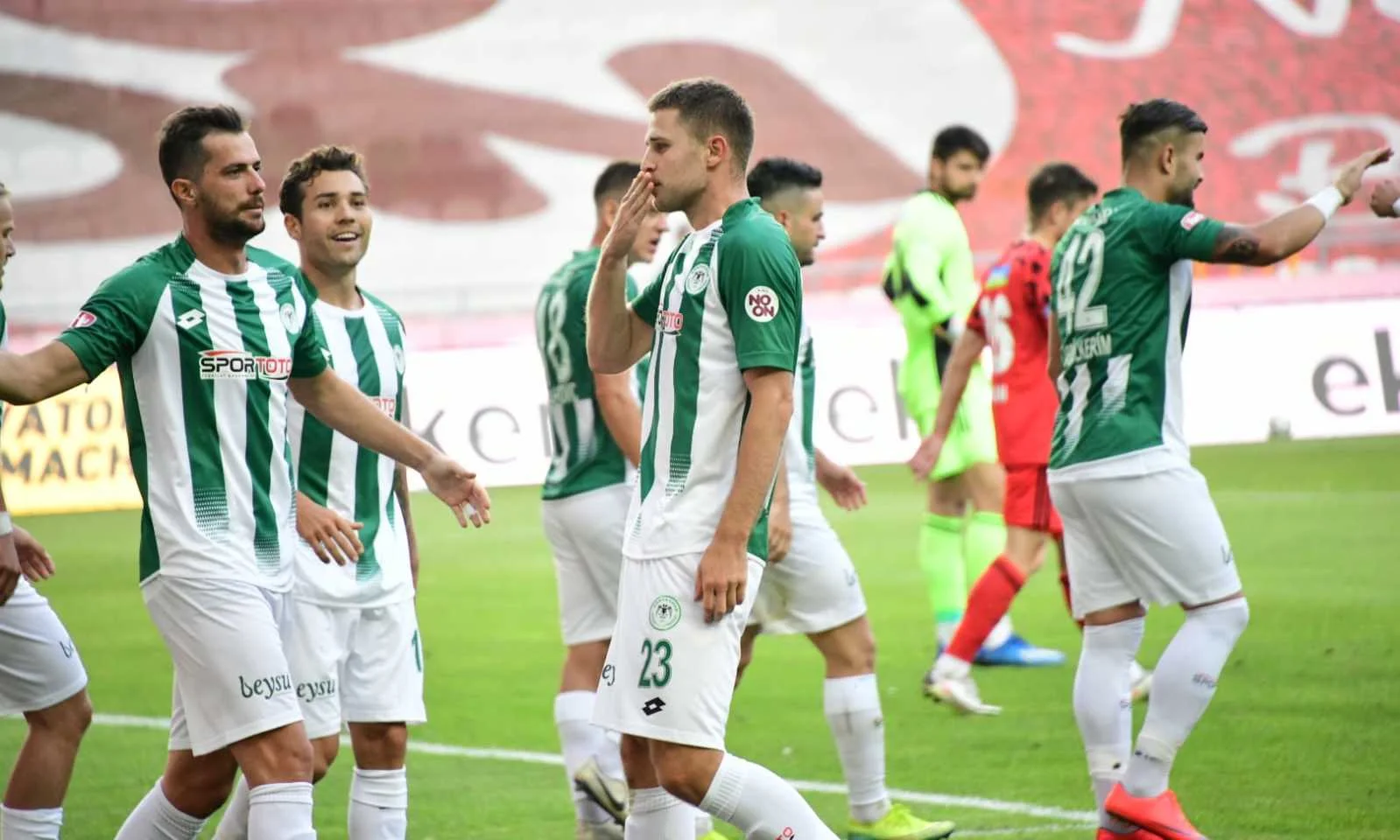 Артем Кравець святкує вдалий дебют / Твіттер Коньяспора