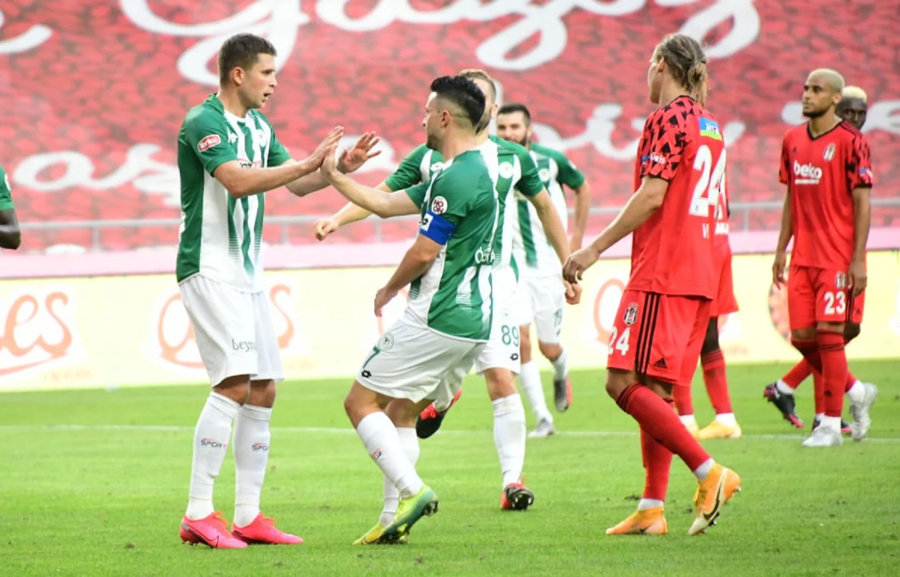 Артем Кравець (ліворуч) / Фото Коньяспор