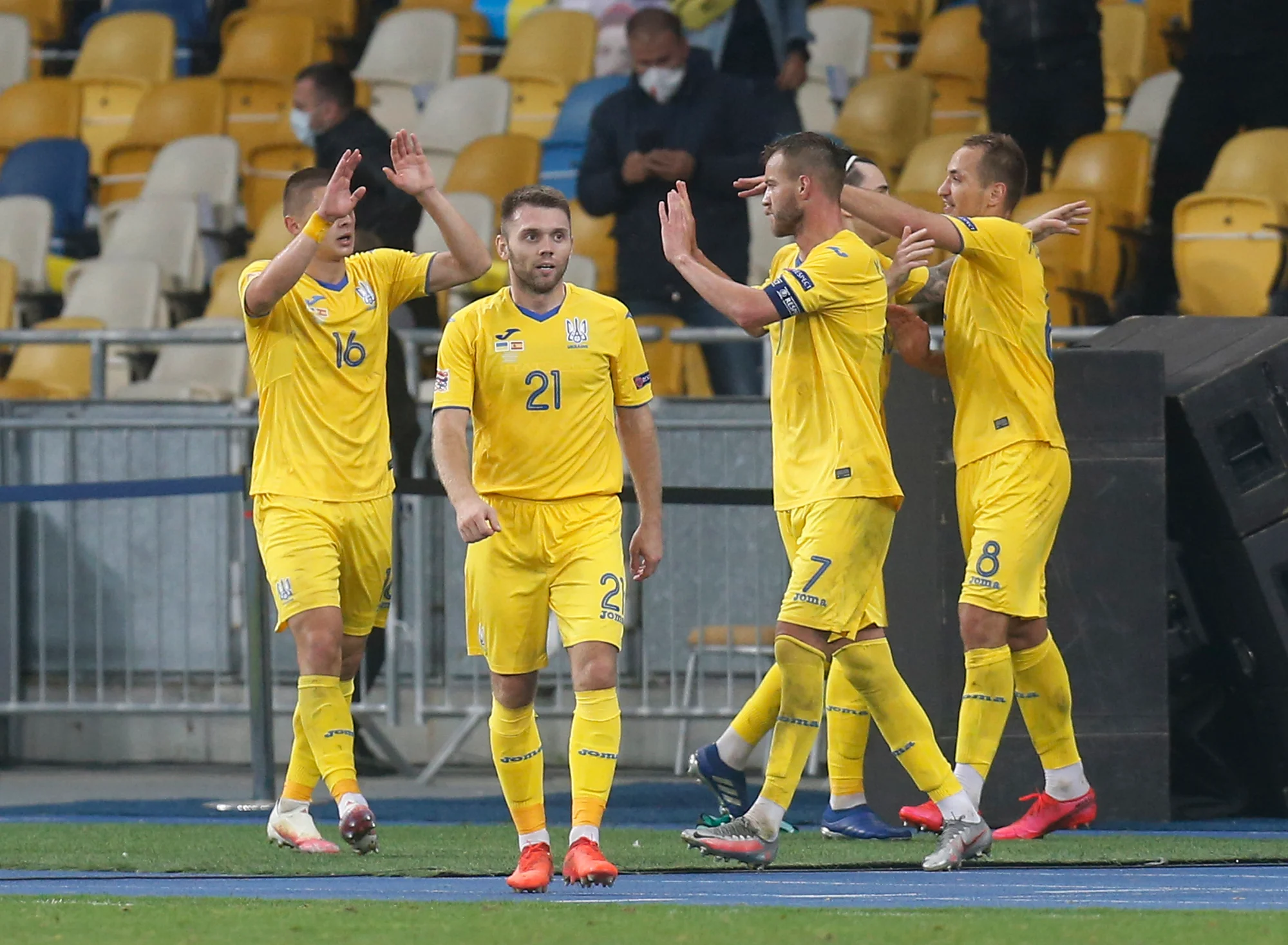 Ярмоленко, Миколенко, Караваєв, Шапаренко і Макаренко святкують перемогу України над Іспанією / фото Єфрема Лукацького