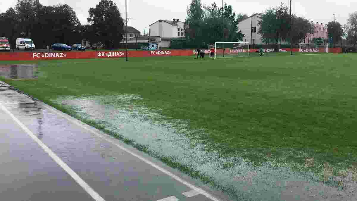 Матч Другої ліги відкладений через зливу, яка затопила поле – фото дня