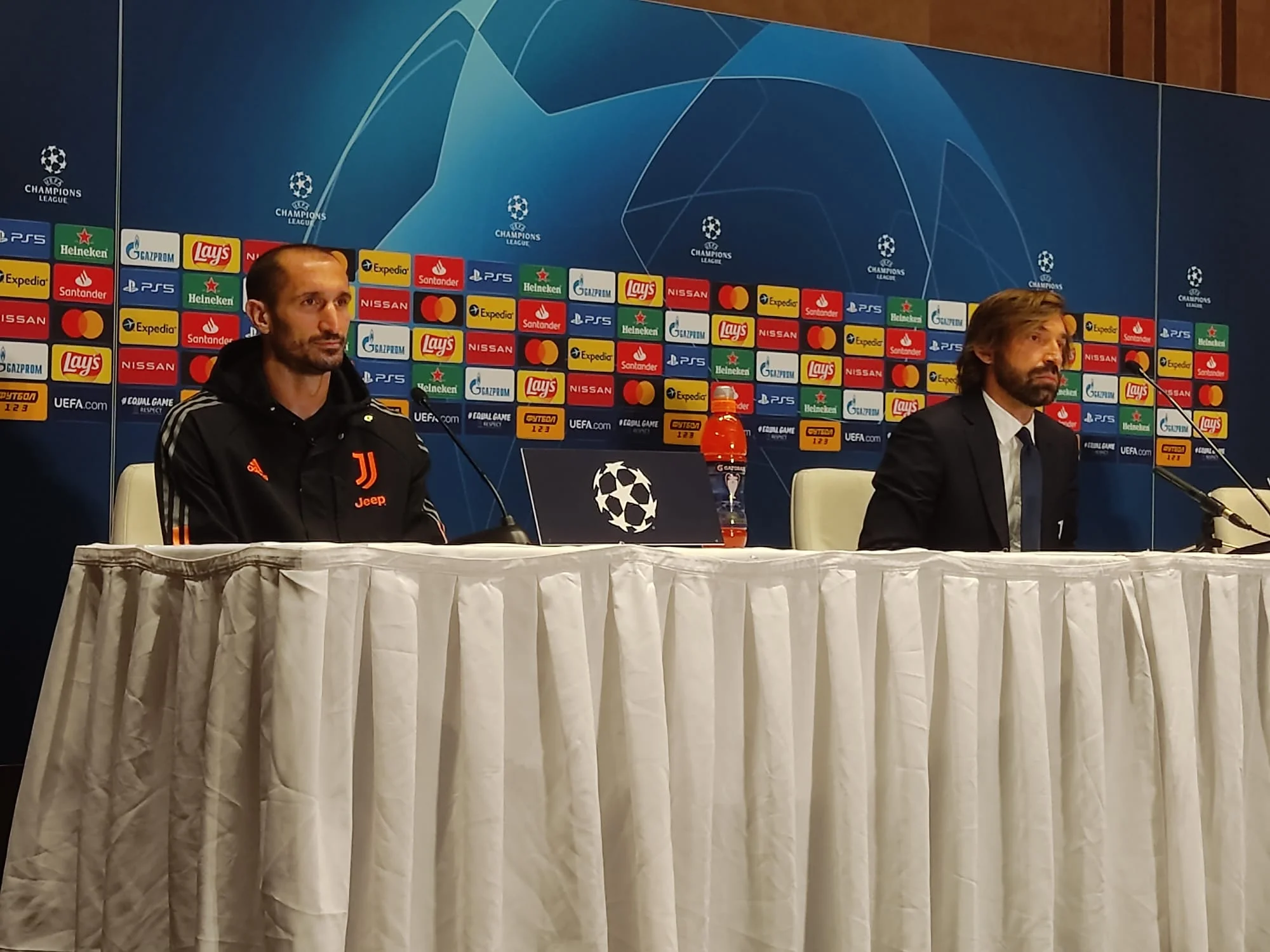 Пірло та К'єлліні на прес-конференції / Твіттер Ювентуса