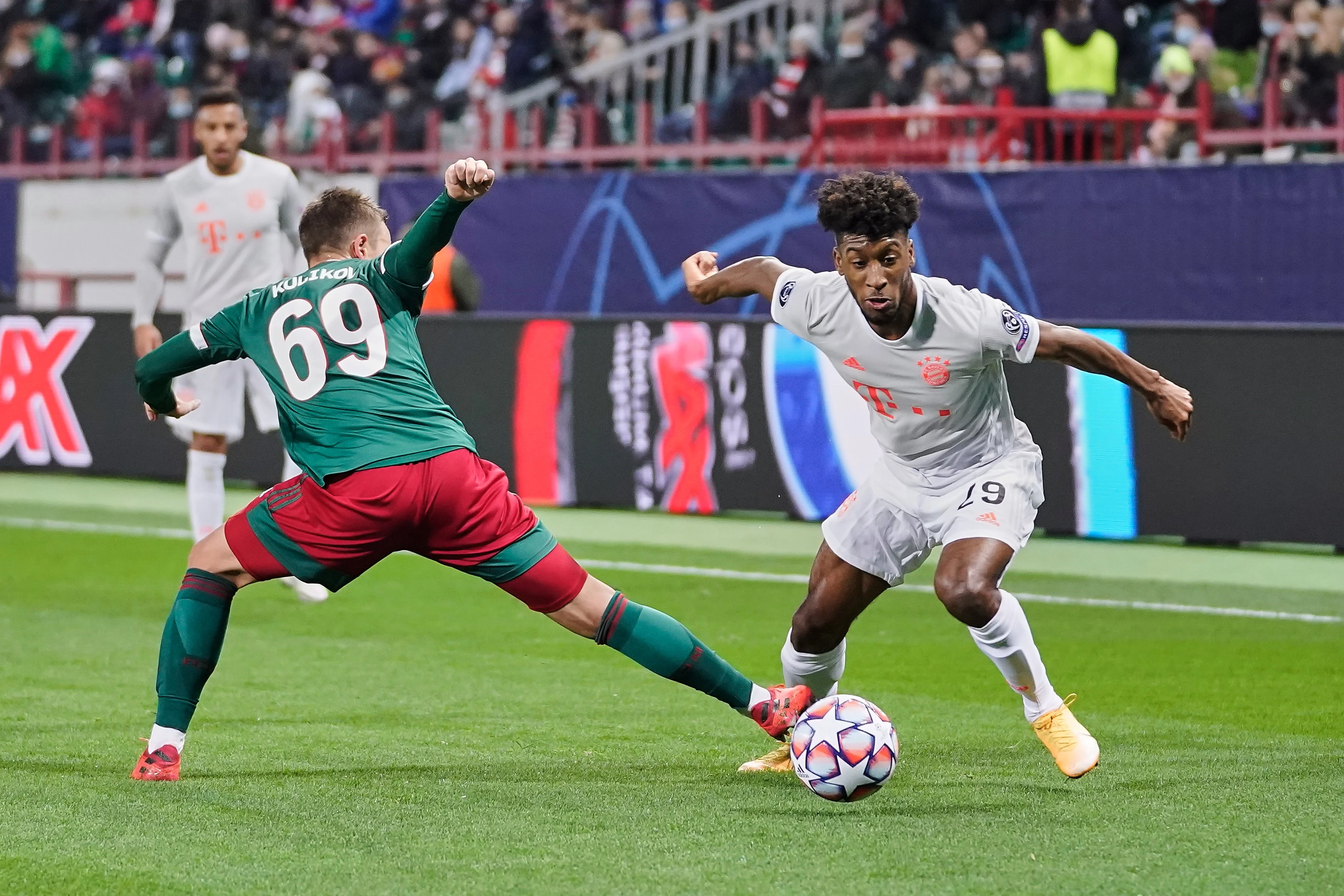 Коман убегает от оппонента / твиттер Баварии