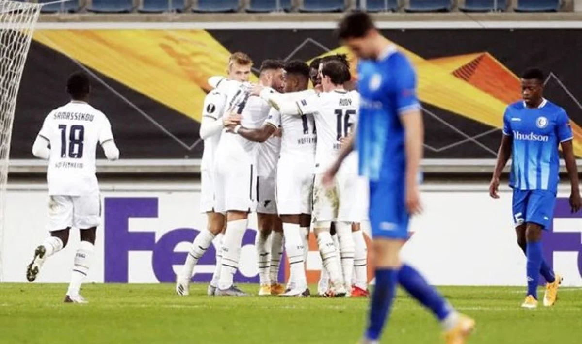 Роман Яремчук на фоне игроков Хоффенхайма / Photo News