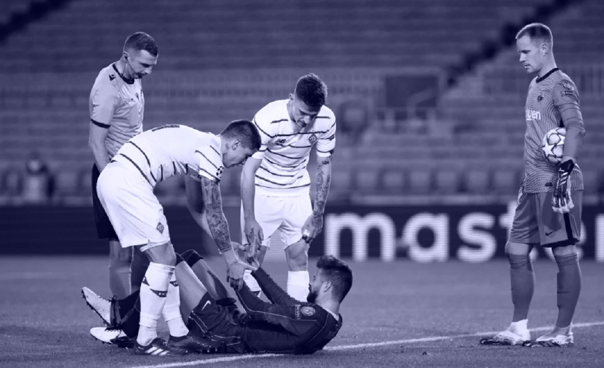 Динамівці допомагають пристарілому Піке / Фото ФК Барселона