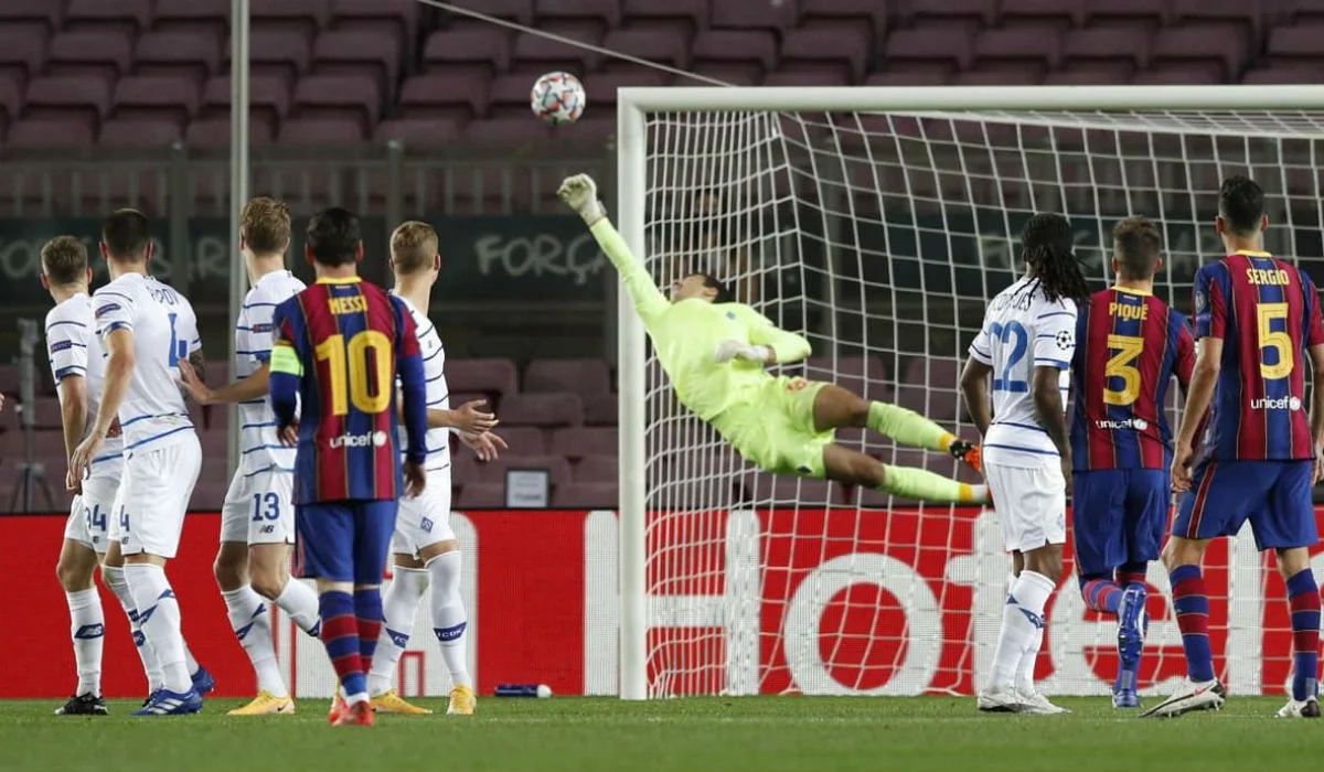 Руслан Нещерет в матчі з Барселоною / УЄФА