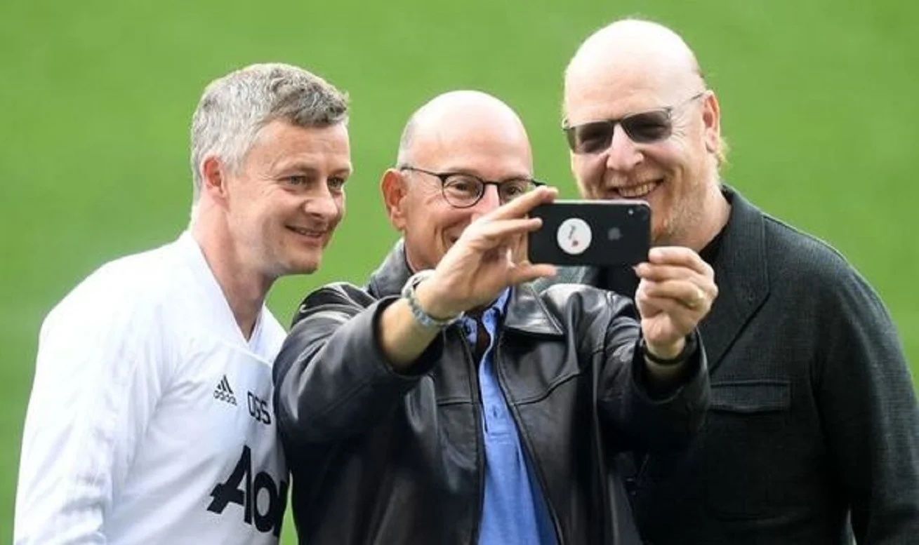 Уле Гуннар Сульшер з братами Глейзерами / Фото ФК МЮ