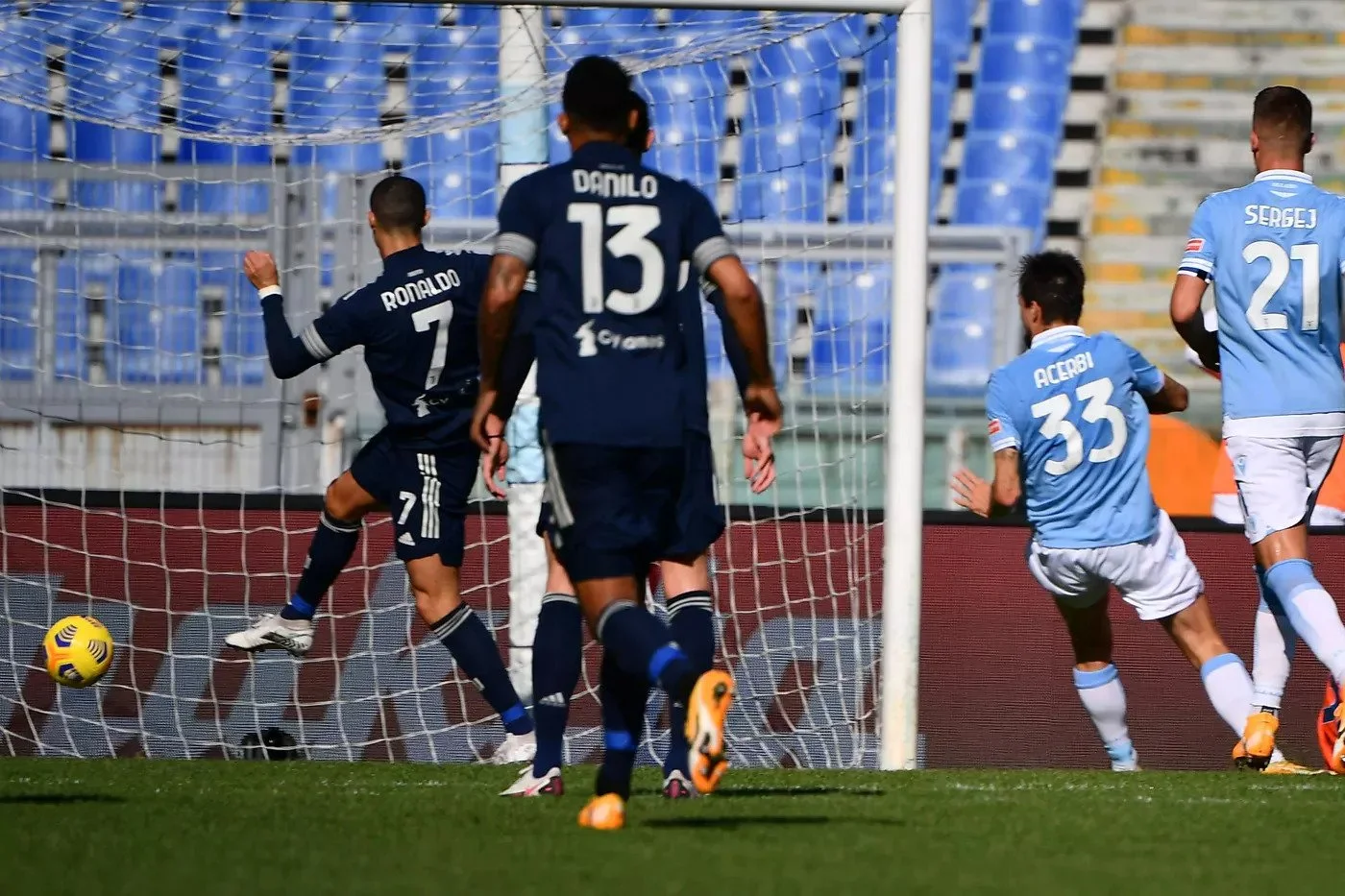 Роналду забивает первый мяч / LaPresse