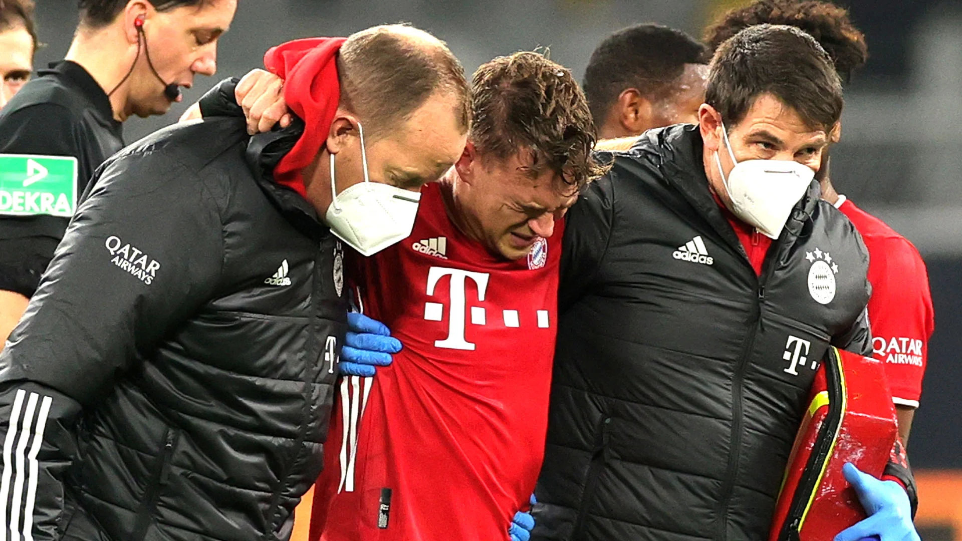 Киммих в сопровождении врачей / Getty Images