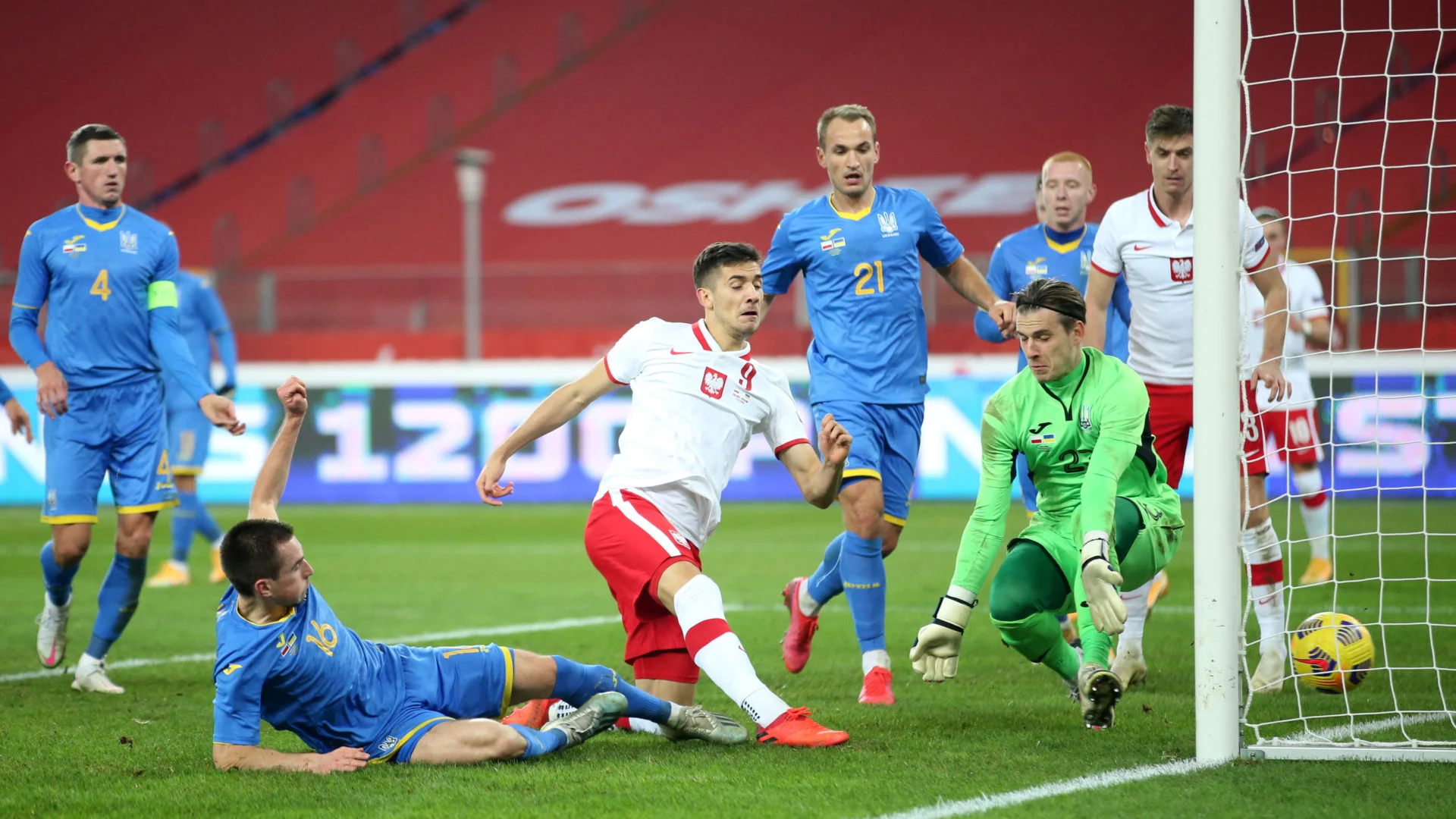 Польша – Украина: Лунин пытается ловить второй мяч в свои ворота, но Модер более ловкий
