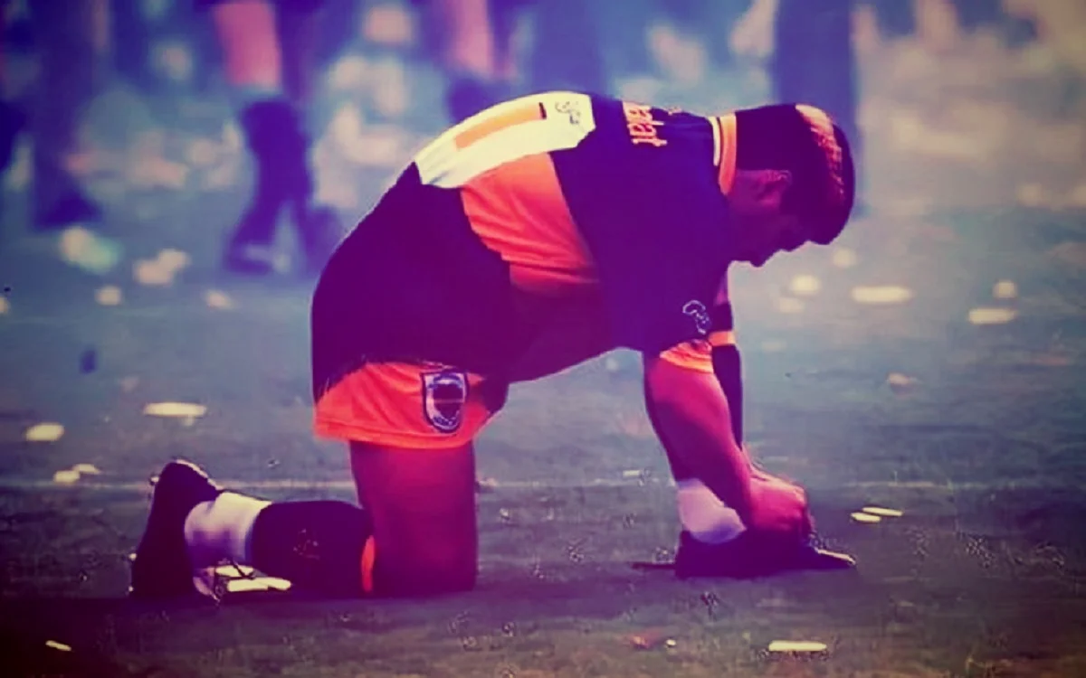 Фото к новости: Золоті 90-ті: Ребров у Шахтарі, Динамо потерпає від короля Ліберії, Чанов здихався светра СРСР і ще 27 фото старої школи