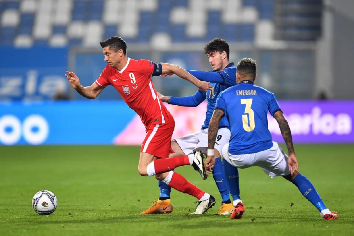 Лєвандовскі під опікою Бастоні та Емерсона / Сайт УЄФА