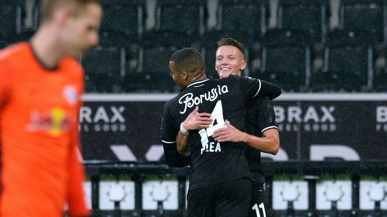 Плеа в объятиях Вольфа / AFP