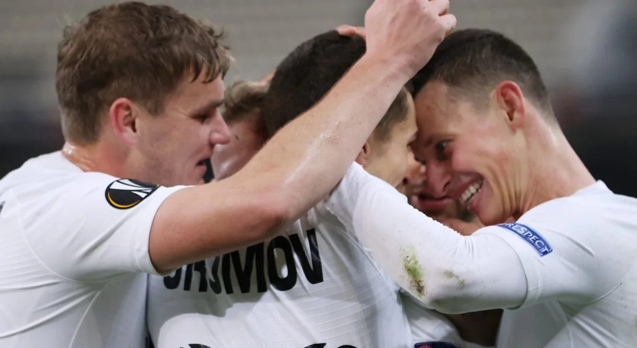 Гладкий с игроками Зари (слева) / Reuters