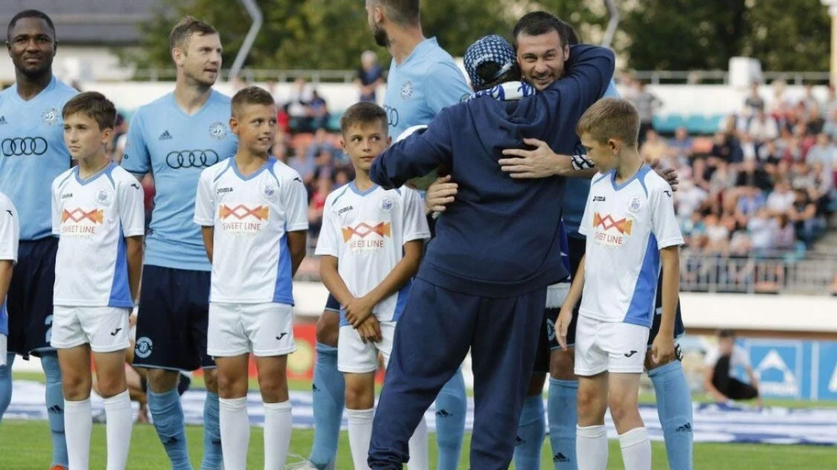 Мілевський в обіймах Марадони / фото: Динамо Брест