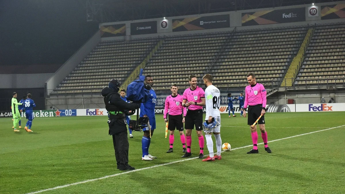 Владлен Юрченко з арбітрами / Фото ФК Зоря