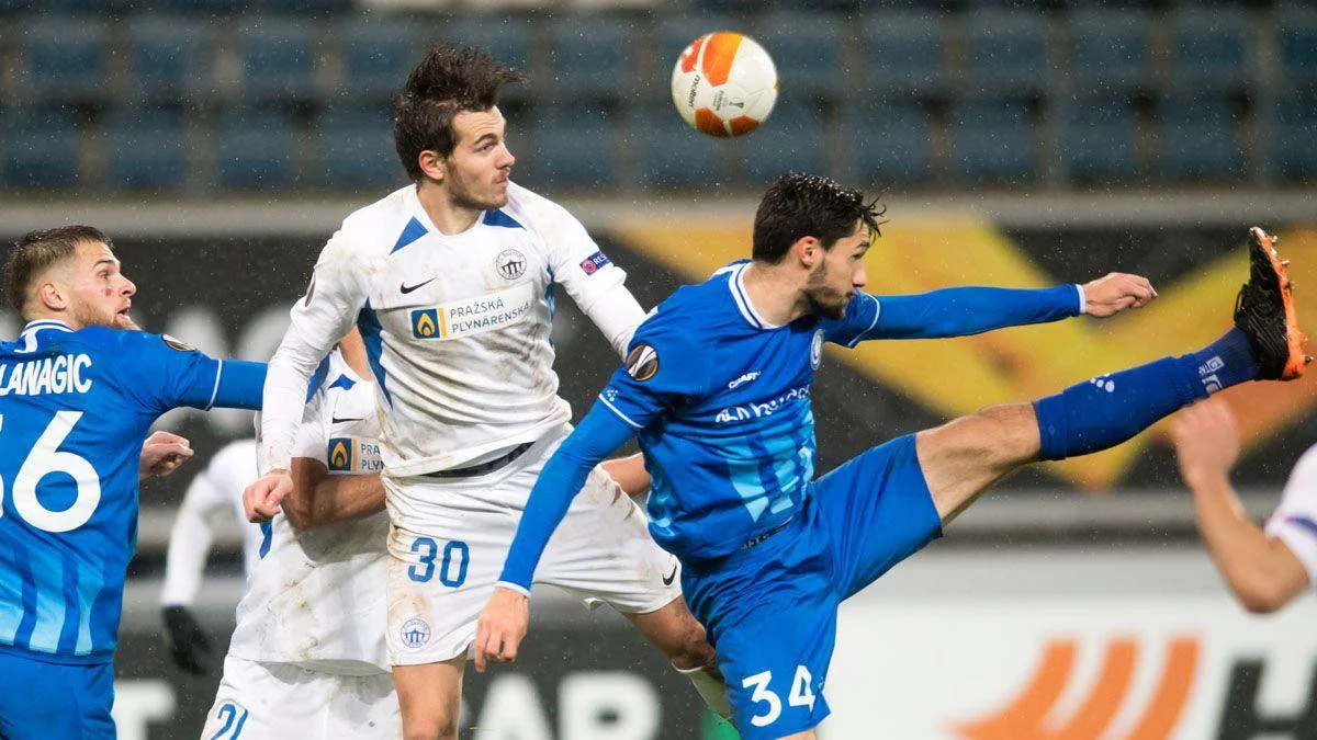 Тарас Качараба (в центрі) / ФК Слован