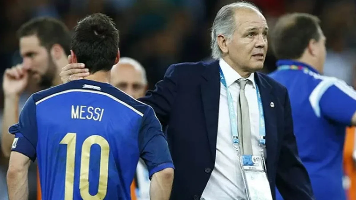 Лионель Месси и Алехандро Сабелья / Reuters