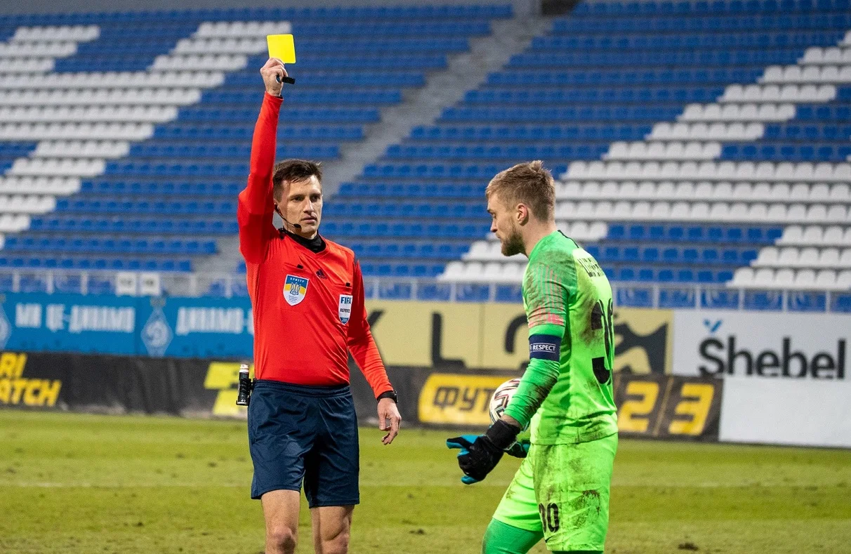 Арбітр попереджає Шевченка / Сайт Десни