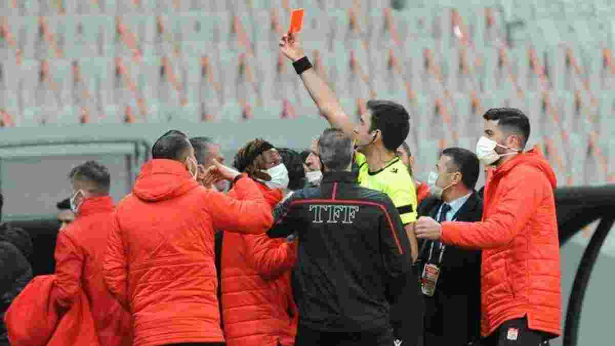Партнер Рибалки отримав червону картку через смартфон – курйозне вилучення у чемпіонаті Туреччини