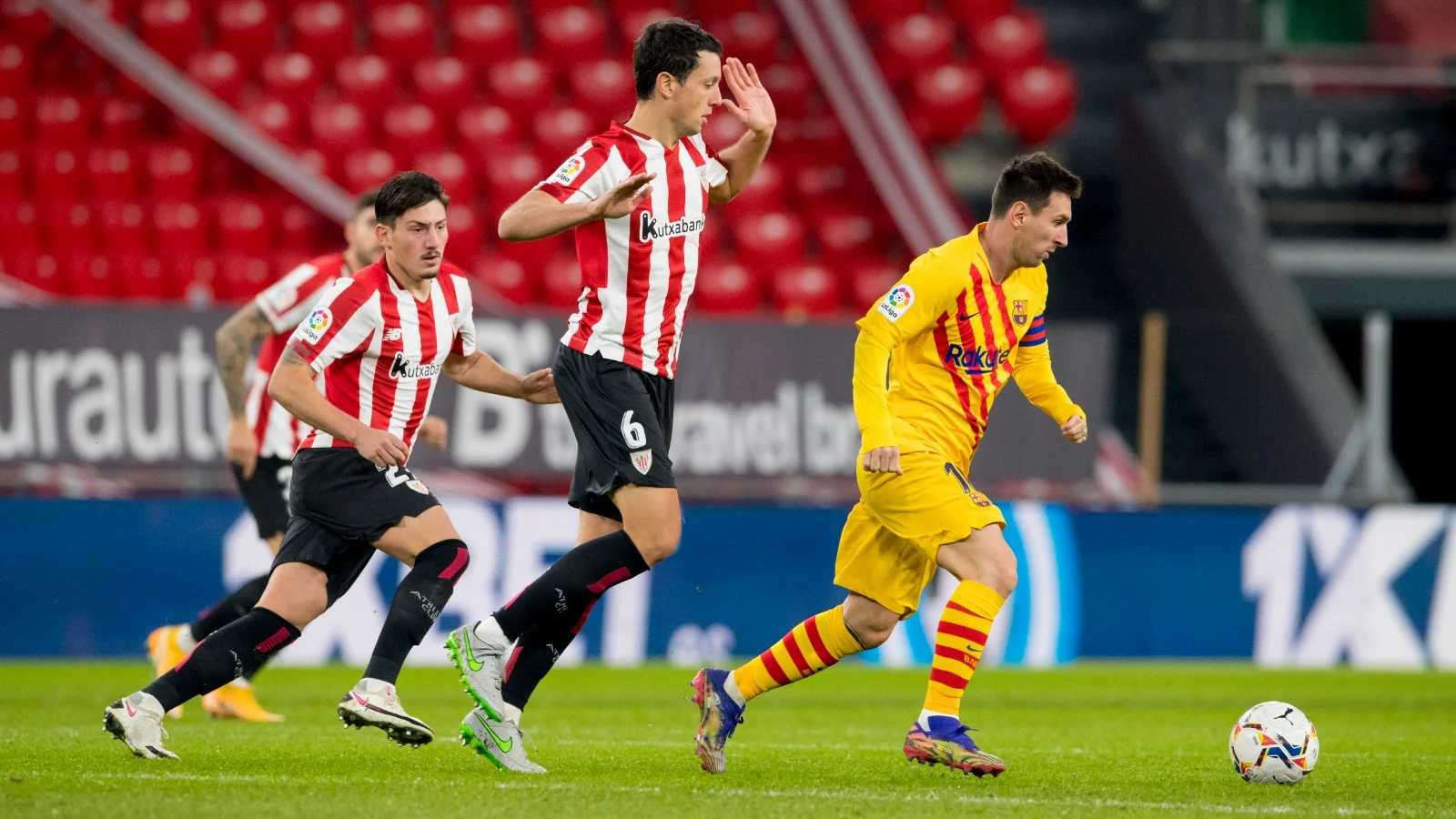 Месси уходит от оппонентов / твиттер Атлетика