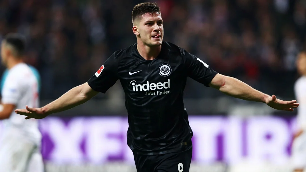 Лука Йович в футболке Айнтрахта / Getty Images