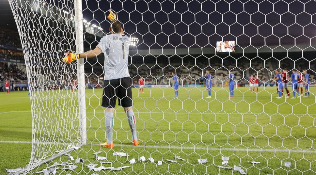 Фани Мілана закидали Доннарумму фальшивими доларами / Фото GdS