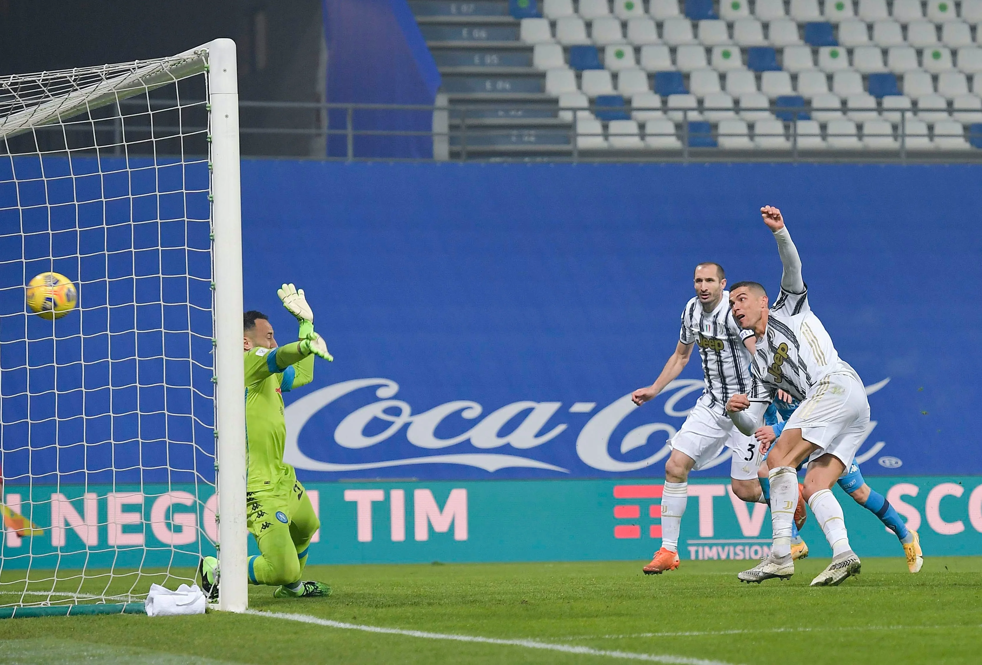 Роналду пробил Оспину / твиттер Ювентуса