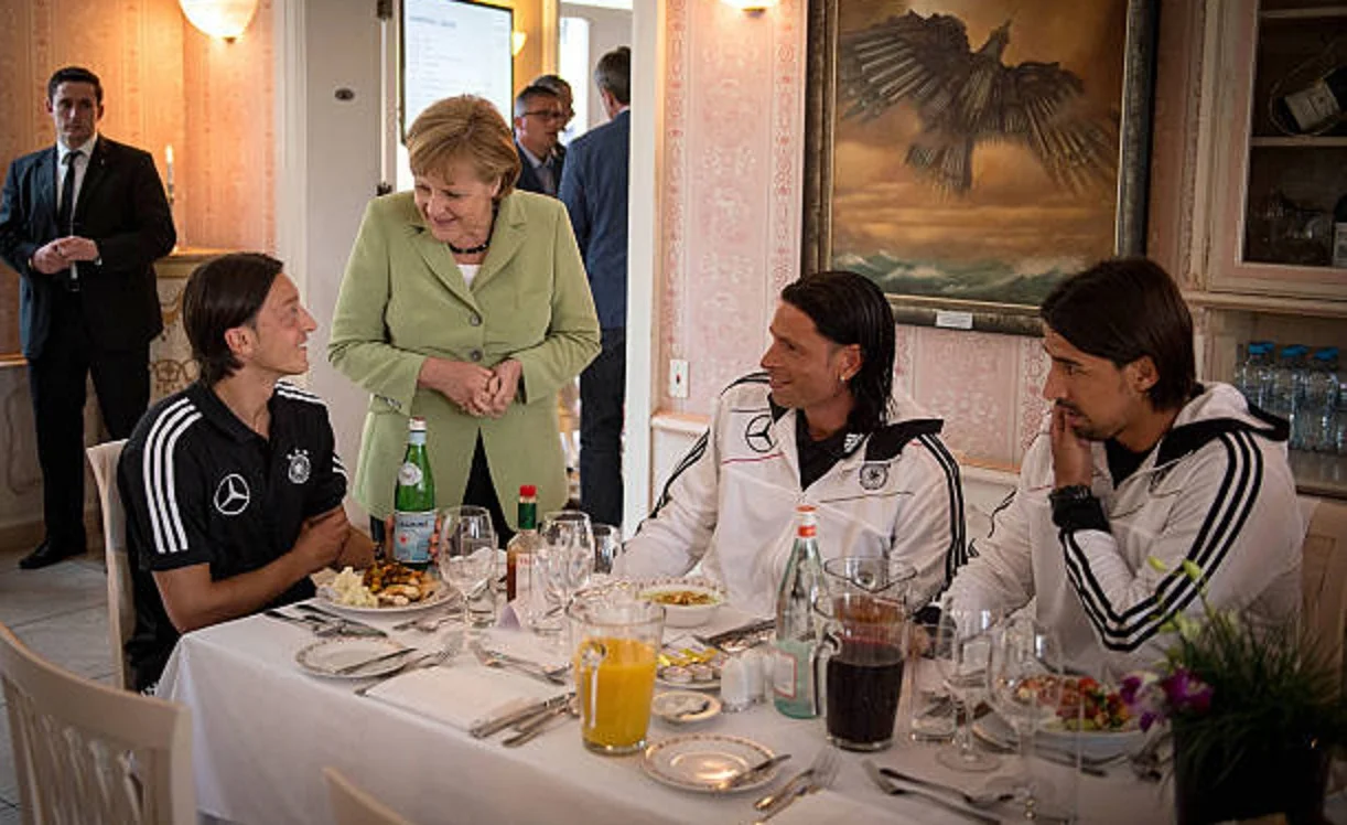 Месут Озіл та Ангела Меркель / Фото Daily Cannon