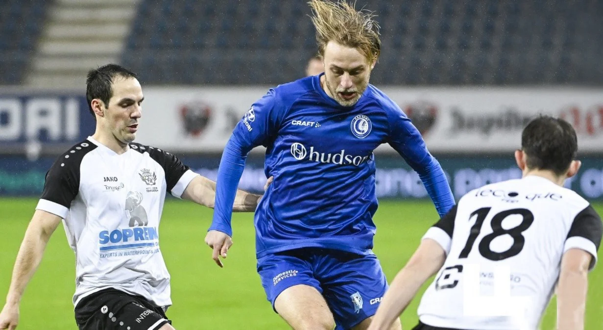 Роман Безус (в центре) / Твиттер ФК Гент