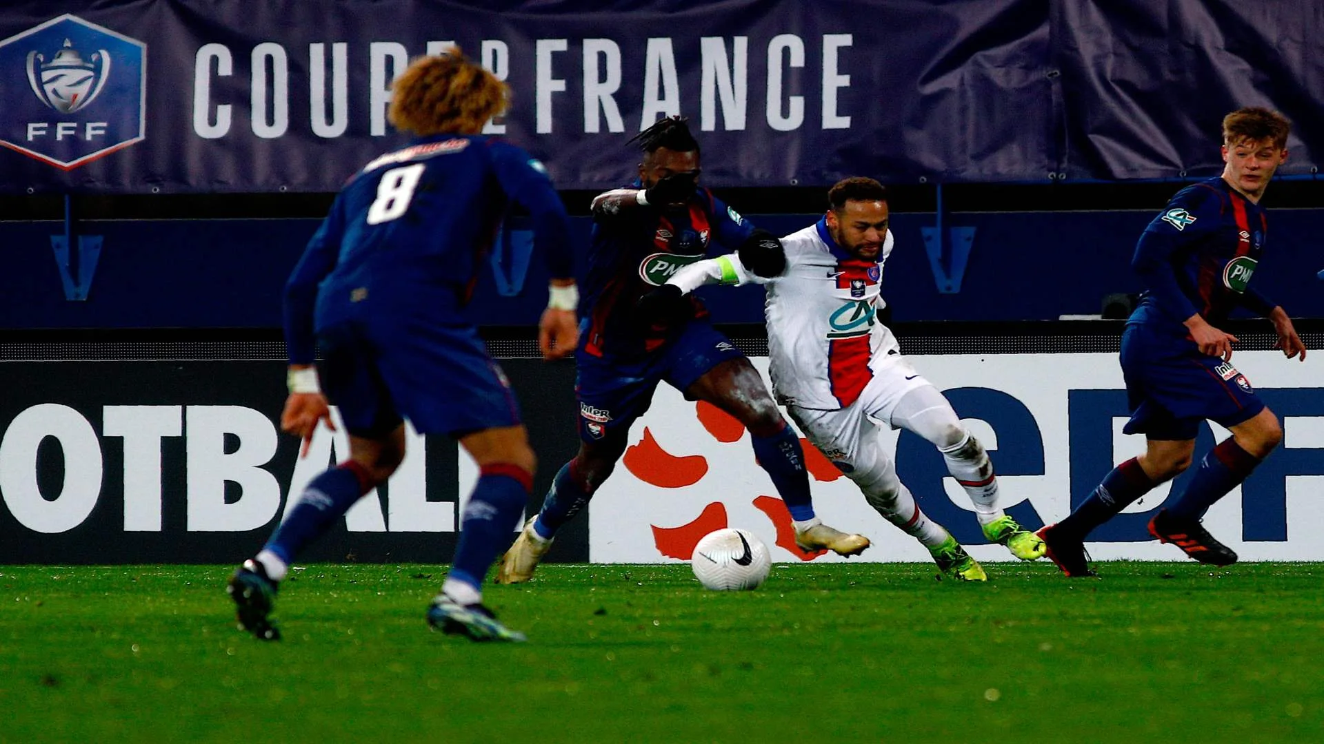 Неймар (в белой форме) против Кана / AFP