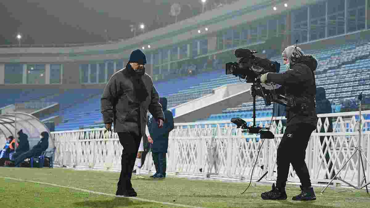 Луческу с лопатой убирал стадион Динамо от снега перед началом матча – кадры дня