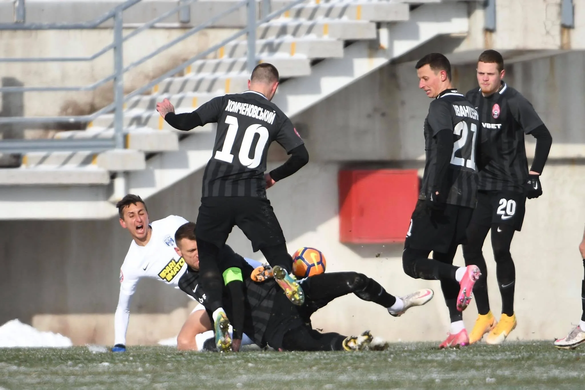 Дмитро Іванісеня (другий праворуч) / ФК Зоря