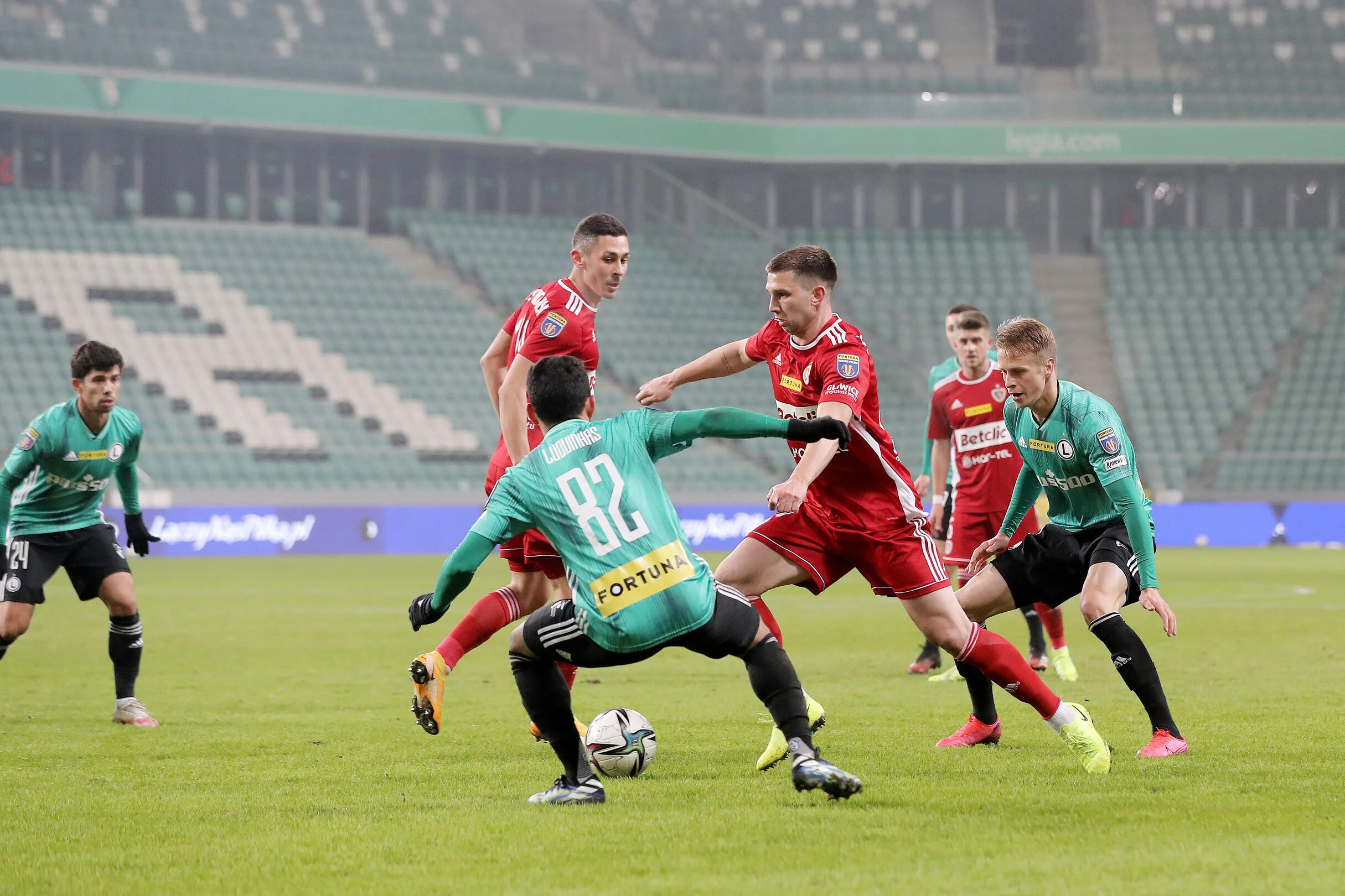 Артем Шабанов (крайний справа) / ФК Легия