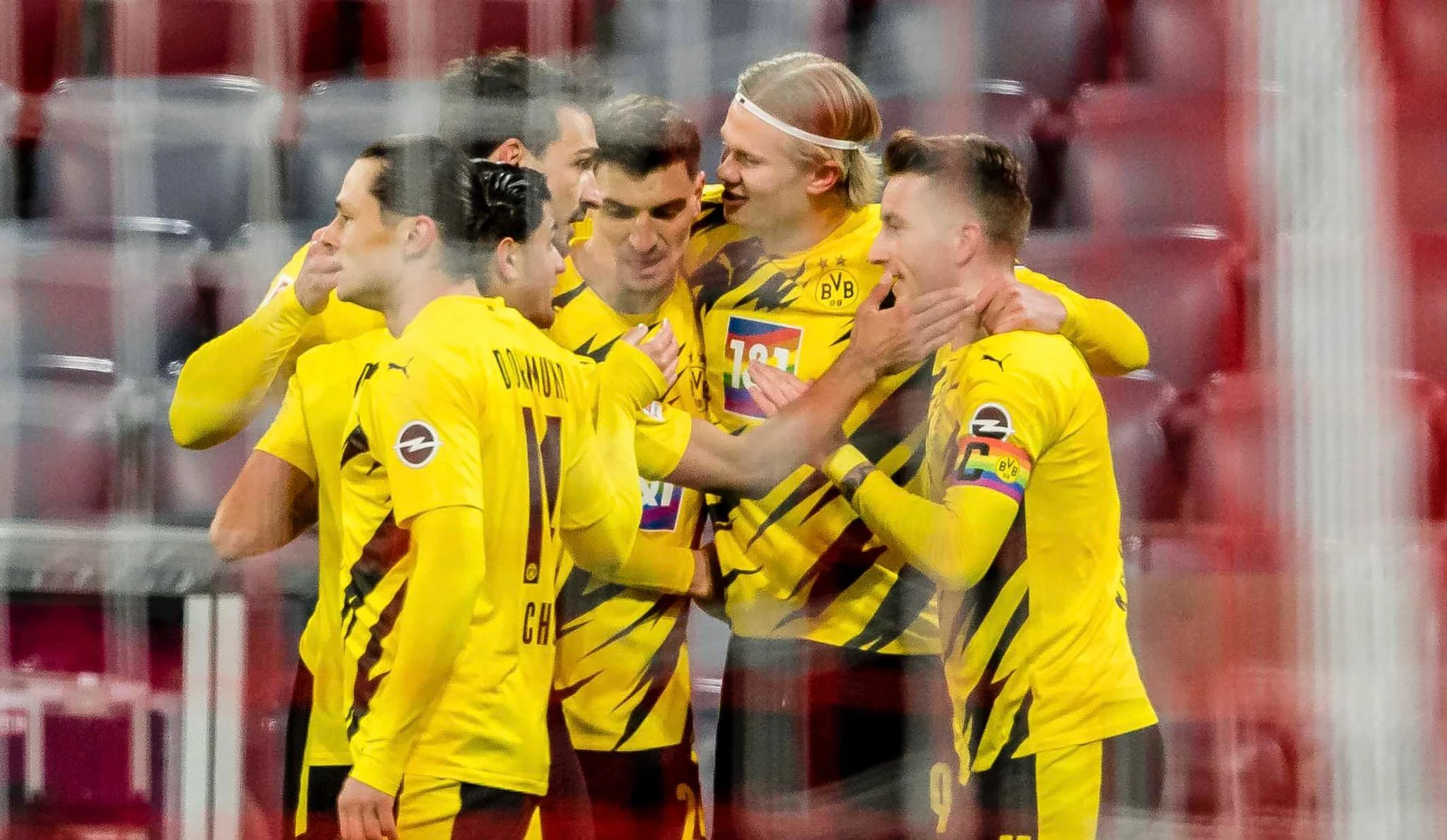 Холанд в объятиях партнеров / фото: ФК Бавария