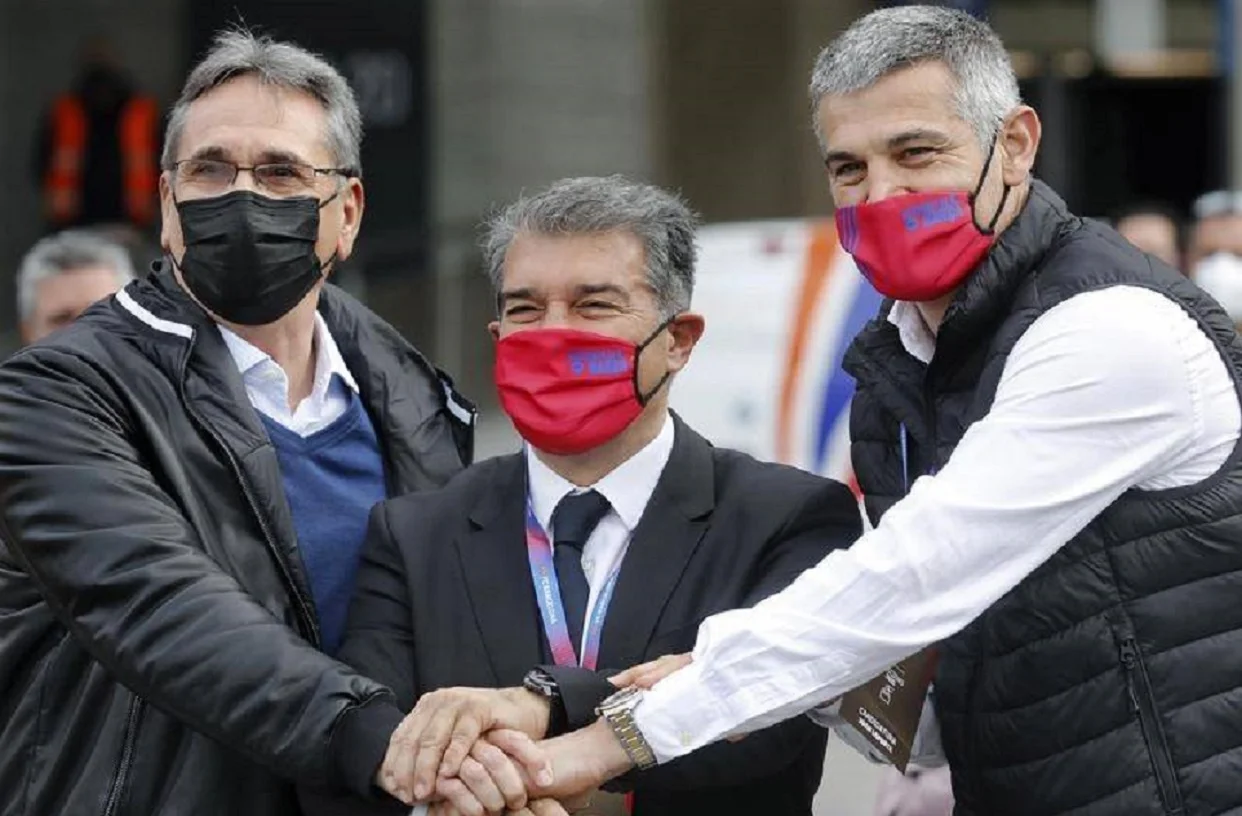 Жоан Лапорта (у центрі) / Фото AS