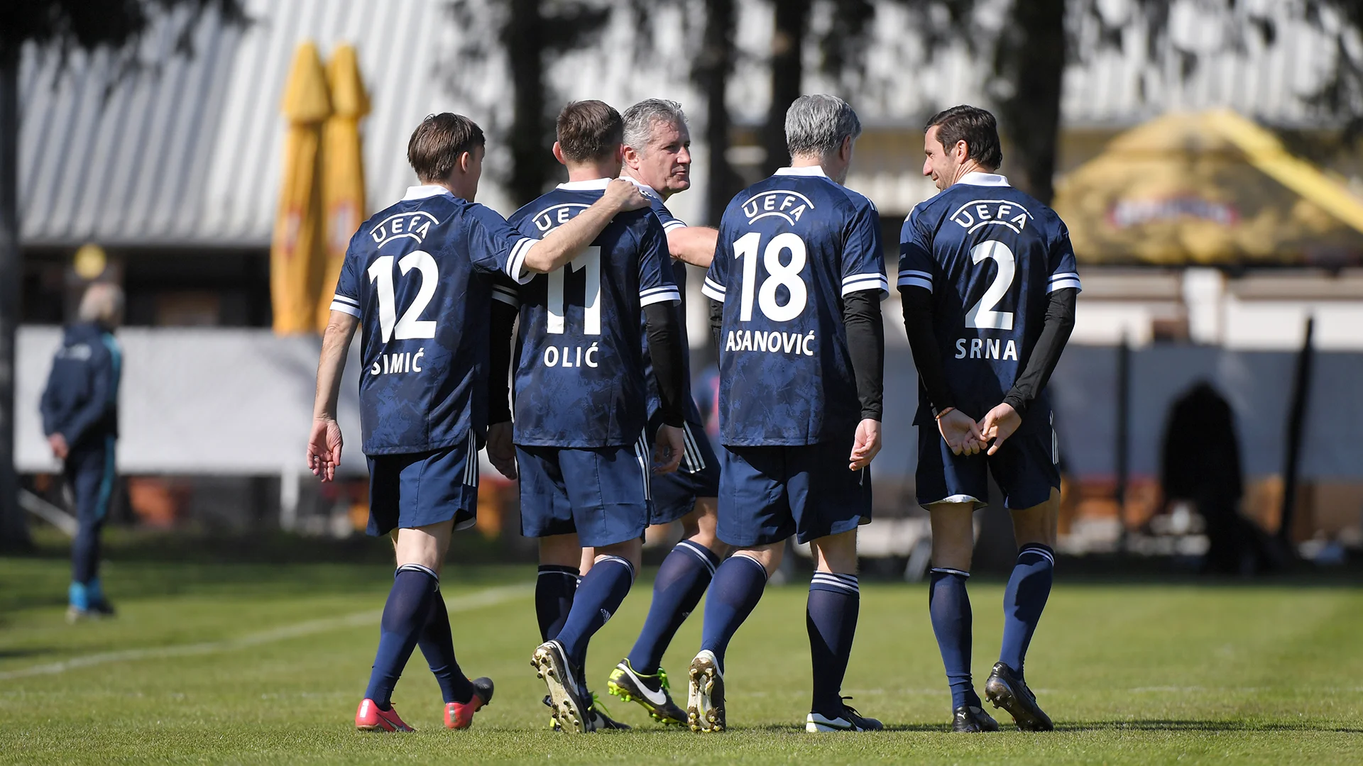 Срна в оточенні партнерів по команді / фото: ФК Шахтар