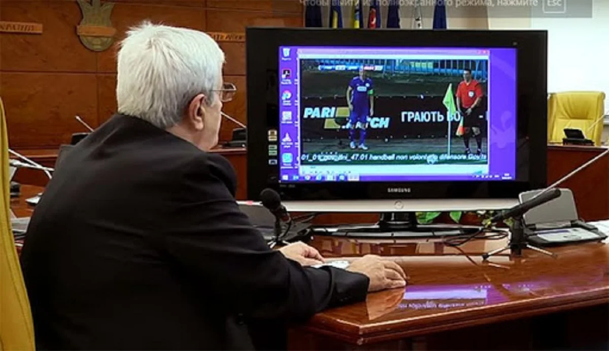 Лучано Лучи просматривает очередной спорный момент / УАФ