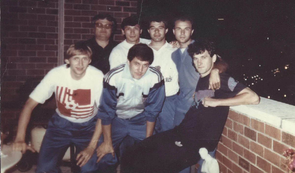 Євген Яровенко (у центрі нижнього ряду) і Едуард Сон (над ним) / Фото з архіву Таємниці Дніпровського футболу