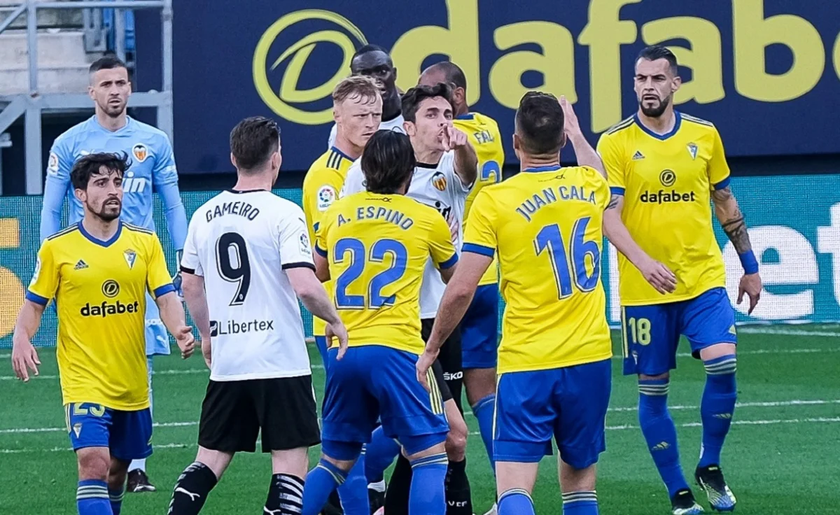 Сутичка в матчі Кадіс – Валенсія / La Liga