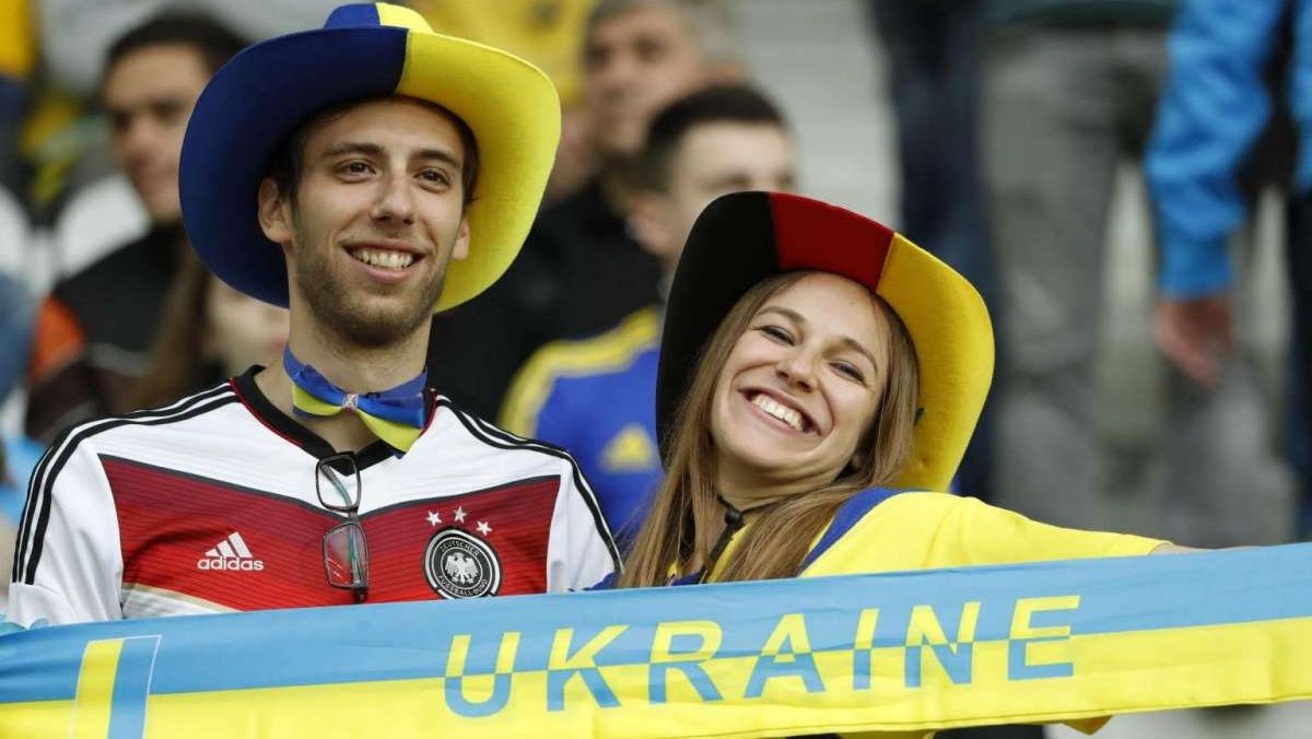 Болельщики сборных Германии и Украины / Reuters